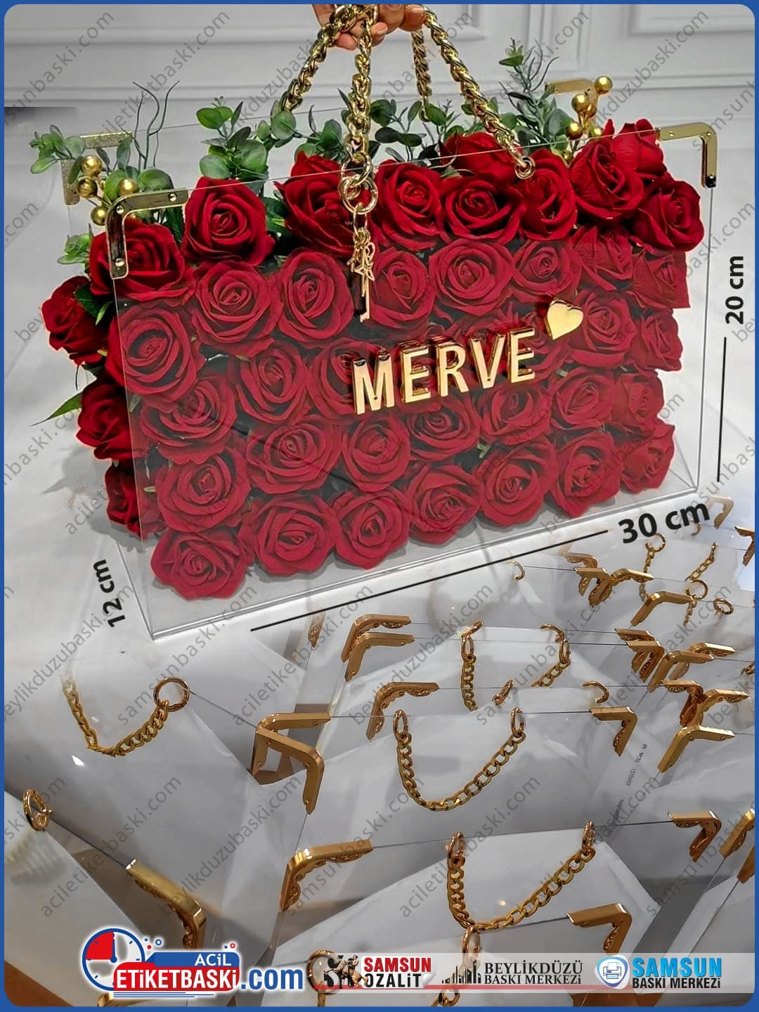 seffaf-petg-gul-tasima-cantasi-metal-kose-zincir-detayli şeffaf gül çantası, petg hediye kutusu, zincirli çiçek taşıma, metal köşeli pleksi kutu, isimli gül çantası, samsun pleksi imalatı, şeffaf çiçek ambalajı, toplu hediye kutusu fiyatı