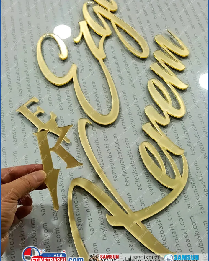 pleksi isim yazısı, altın aynalı pleksi, nişan pasta süsü, düğün çift isimliği, lazer kesim pasta baş harfi, kişiye özel pleksi yazı, pleksi düğün dekoru, samsun lazer kesim