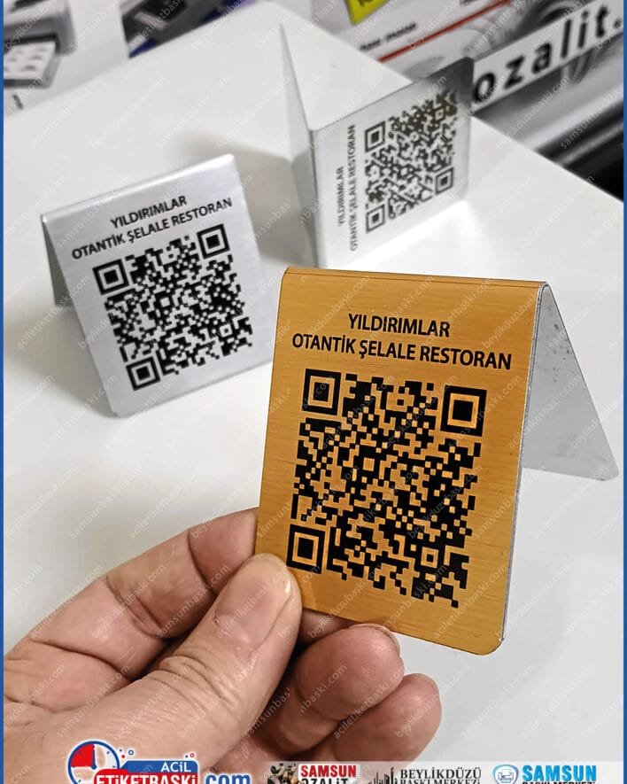 paslanmaz metal qr menü, kalın metal masa isimliği, üçgen büküm qr kod, altın metal masa numarası, gümüş paslanmaz isimlik, restoran qr tabela üretimi, metal masaüstü qr, lüks qr menü standı