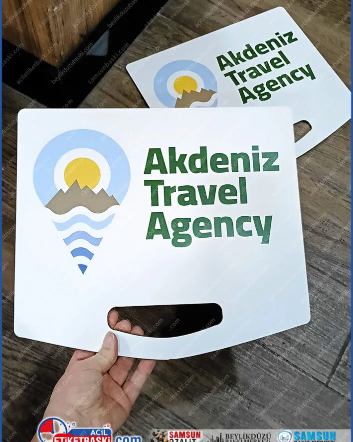 karşılama tabelası, elle tutulan tabela, havalimanı karşılama levhası, logo baskılı el tabelası, otel transfer tabelası, 5mm dekota baskı, müşteri karşılama panosu, hızlı üretim karşılama levhası