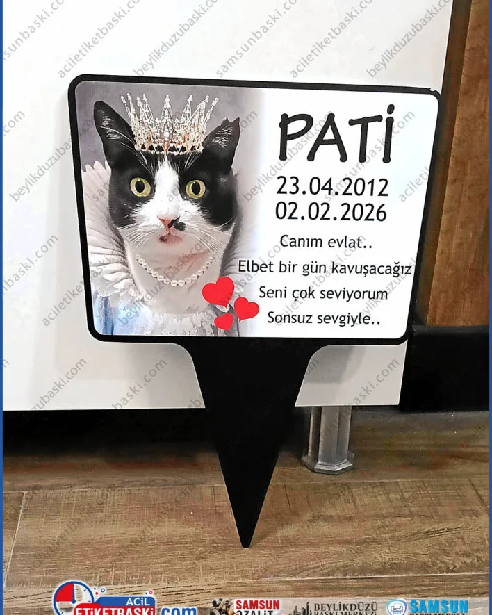 kedi mezar taşı, evcil hayvan mezar başlığı, paslanmaz metal mezar plakası, anıt mezar etiketi, bahçe tipi hayvan mezarı, metal isimli mezar taşı, dayanıklı hayvan anıtı, kedi mezar levhası