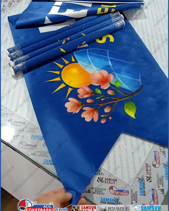 kırlangıç bayrak baskısı, 50x120 flama, sopalı kırlangıç bayrak, acil bayrak üretimi, çok renkli flama baskı, asma aparatlı bayrak, saten kırlangıç bayrak, flama imalatı