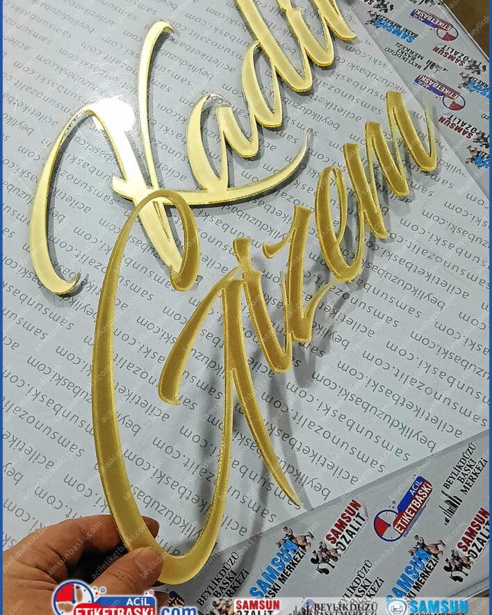 pleksi isim yazısı, aynalı pleksi kesim, nişan masası isimliği, söz davet süslemeleri, altın pleksi yazı, lazer kesim isim, çiftler için dekor, kişiye özel pleksi