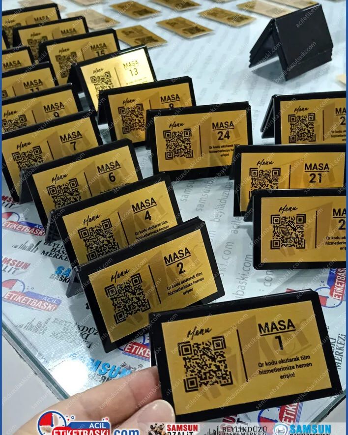 qr menü standı, masa üzeri isimlik, üçgen büküm qr kod, pleksi masa numarası, metal qr menü, restoran masa etiketleri, qr kodlu isimlik üretimi, uygun fiyatlı qr stand