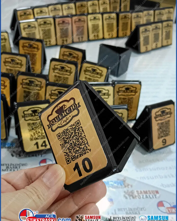 üçgen pleksi masa etiketi, 5mm pleksi QR standı, çift yüzey metal baskı, altın renkli masa QR, gümüş metal karekod etiket, kırılmaya dayanıklı menü standı, ebat ve adede göre pleksi, QR baskı merkezi