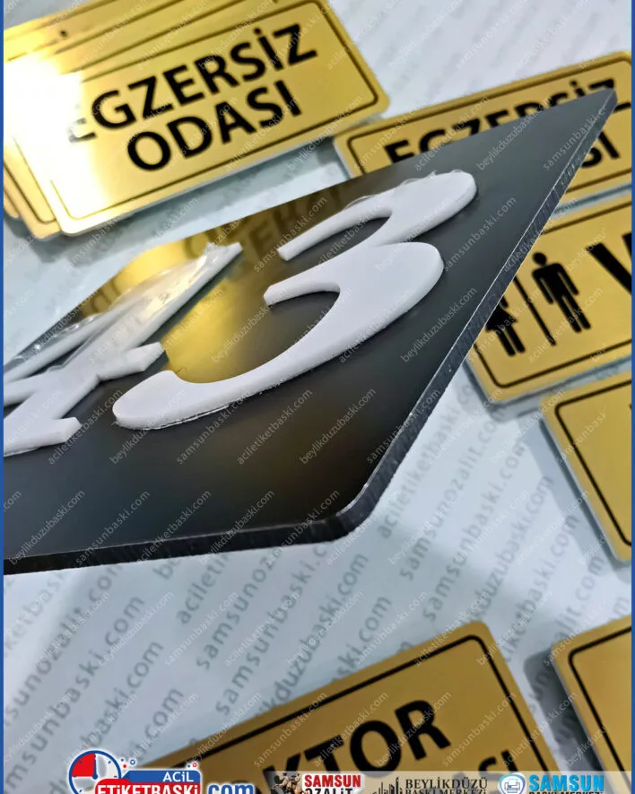 bina kapı numarası tabelası, dış mekan numaratör, kompozit kapı tabelası, 3mm pleksi kesim harf, arkası bantlı numara levhası, paslanmaz kompozit tabela, samsun tabela merkezi, acil kapı numarası imalatı
