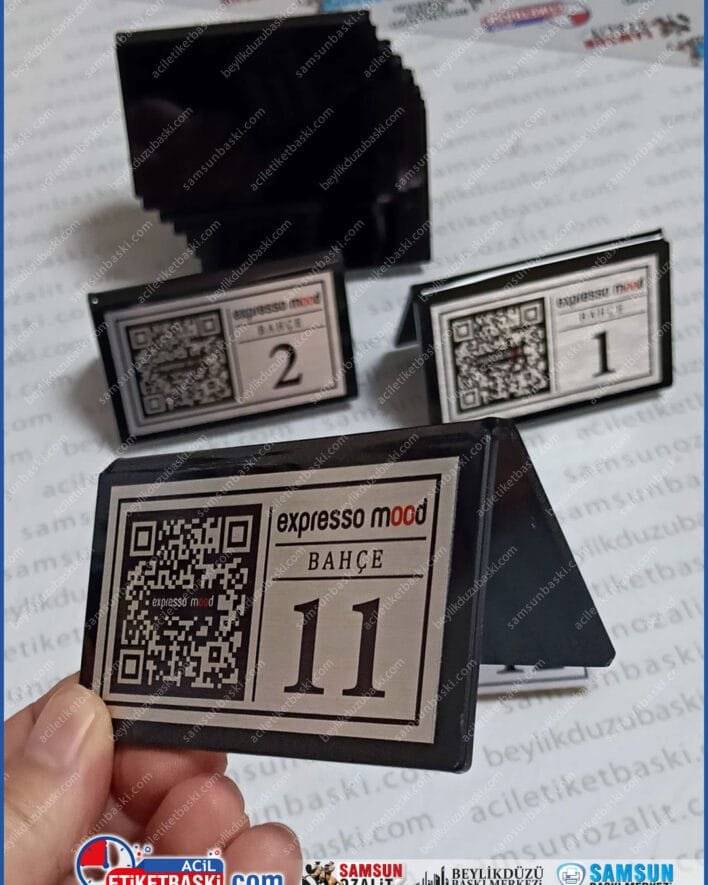 masa uzeri qr, qr menu tabelasi, pleksi qr menu, yatay qr tabela, 3mm pleksi menu, cift tarafli qr menu, masa uzeri tabela, cafe qr menu, restoran qr tabela, pleksi bukum tabela