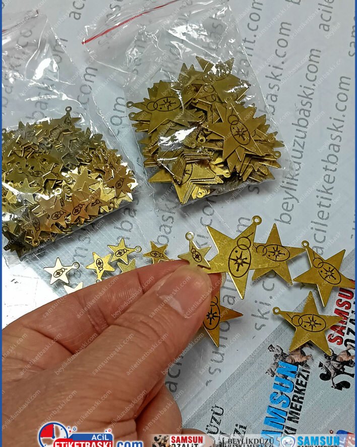 antik pirinc etiket, yildiz metal etiket, el yapimi urun etiketi, lazer kazima metal etiket, deri canta etiketi, pirinc marka etiketi, delikli metal etiket, butik etiket baski, samsun metal etiket, samsun baski merkezi